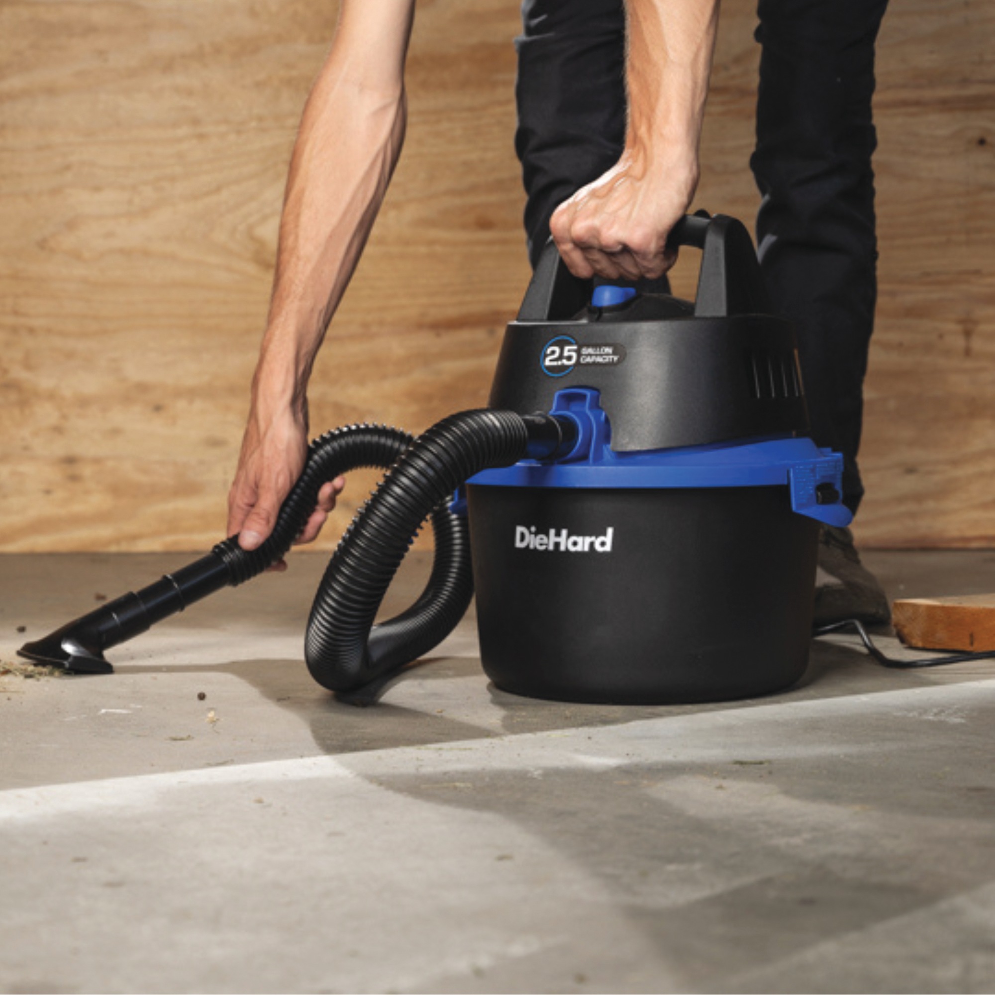 DieHard 2.5-Gallon Wall-Mount Wet/Dry Vac 3 DieHard 2.5-Gallon Wall-Mount Wet/Dry Vac